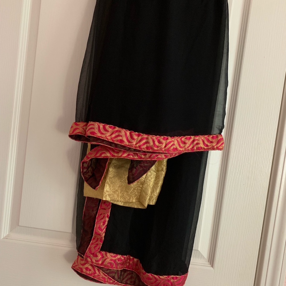 Pakistani /Indian suit - Picture 2 of 2